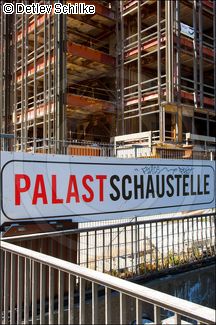 (c) Detlev Schilke - Berlin - Germany - www.detschilke.de - Palastschaustelle - Abriss Palast der Republik - Der Palast der Republik ist ein Gebaeude auf der Spreeinsel am Schlossplatz im Zentrum Berlins, das auf einem Teil des Gelaendes des Berliner Stadtschlosses errichtet wurde. Er beherbergte die Volkskammer der DDR und wurde des Weiteren als volksoffenes Kulturhaus genutzt. Seit dem 6. Februar 2006 wird der Palast schrittweise abgetragen.