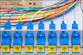 (c) Detlev Schilke - Berlin - Germany - www.detschilke.de - Berlin, DEU, 16.05.2007: Heinrich-Hertz-Institut (HHI) , Fraunhofer-Institut fuer Nachrichtentechnik , Wirtschaftssenator Harald Wolf besucht Berliner Firmen und Forschungseinrichtungen , Adapter fuer SC Stecker mit Laserschutz. Laser , Lichtleitkabel , Im Mittelpunkt von Berlin Access steht die Entwicklung einer neuen Technik fuer den Glasfaserteilnehmeranschluss.